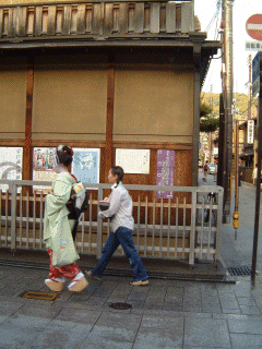 Maiko going to Ichiriki Chaya